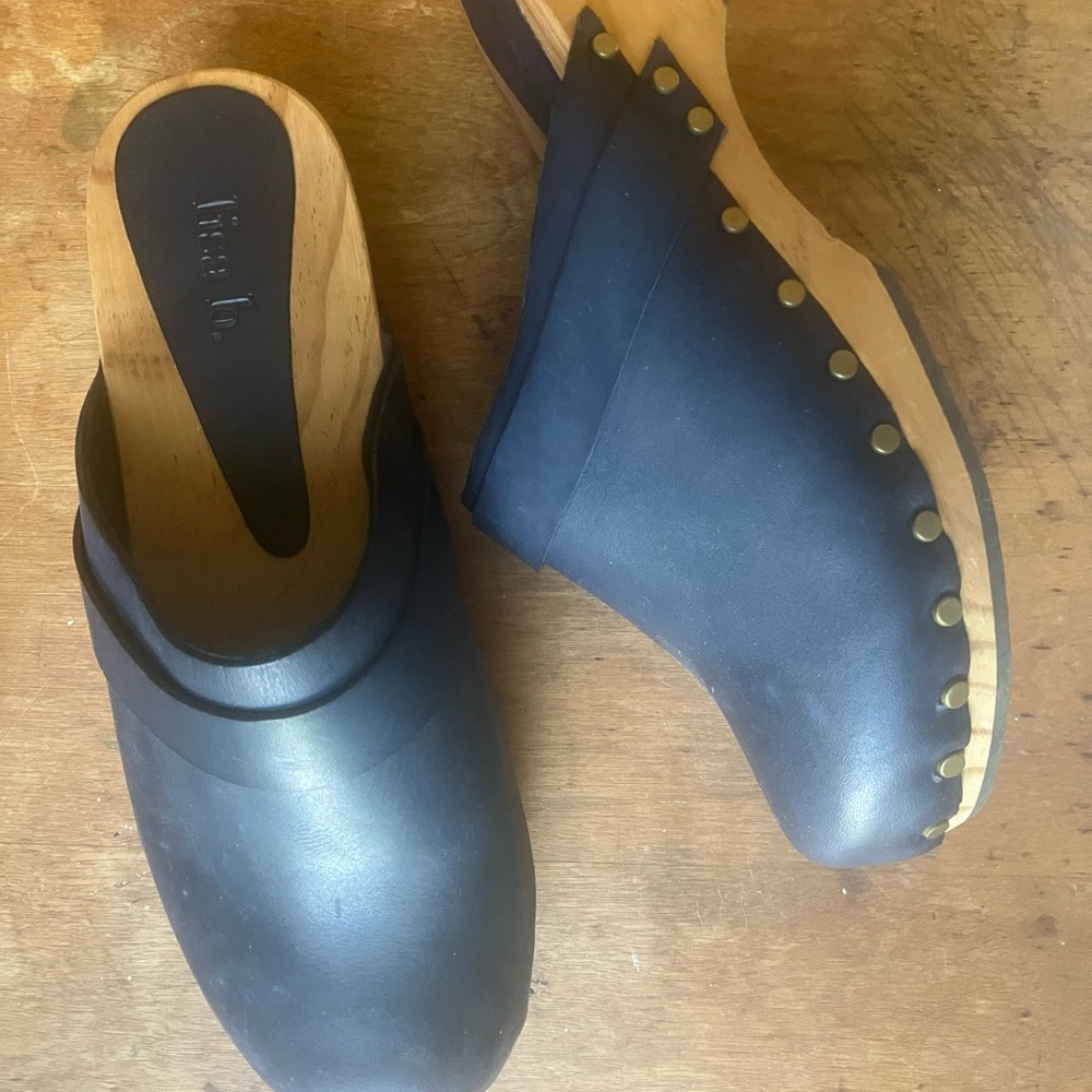Lisa b. Navy clogs, almost new, size 38